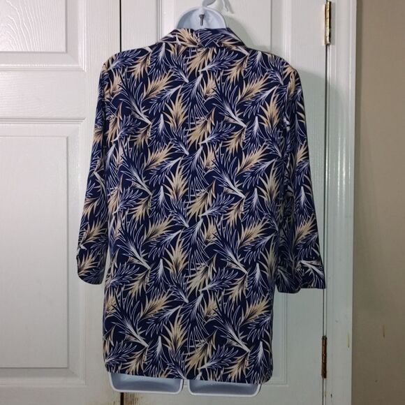 Blue Tan white super soft fern print button down blouse Sz M NWOT - Picture 4 of 4